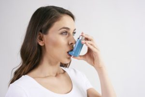 Woman with asthma, may be at increased risk of gum disease